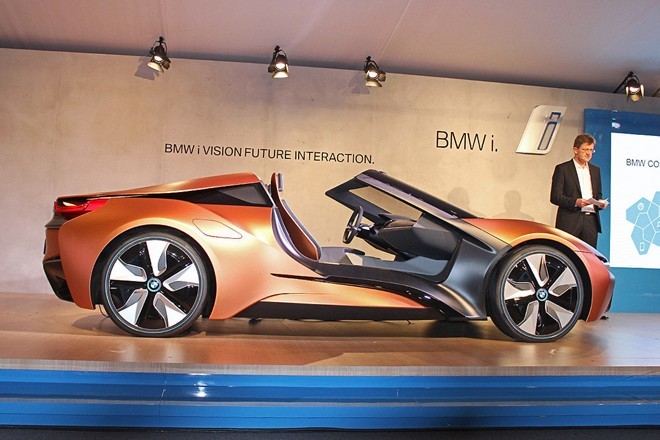 Tại triển lãm công nghệ CES 2016, BMW đã giới thiệu mẫu xe ý tưởng i Vision Future Interaction Concept Car, dựa trên nền tảng của mẫu  BMW i8 Spyder, cho phép người ngồi trên xe có thể giao tiếp với chiếc xe tự lái bằng các cử chỉ và thao tác chạm màn hình.